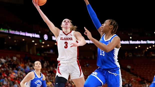 030223_WBB_BarkerSa_Kentucky_RC9743